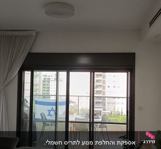 חלונות הזזה עם תריסים סגורים למחצה